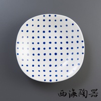 一個白色圓形陶瓷沙拉盤，表面佈滿規則排列的藍色圓點圖案。