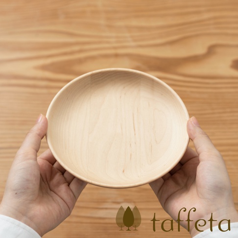 雙手捧著一個淺色楓木盤，盤面呈現天然木紋，直徑約16公分。