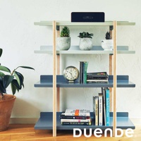 MARGE SHELF 4 四層置物收納架，採用灰藍色金屬層板與淺木色支架，層板上擺放著盆栽、時鐘、書籍及藍牙喇叭。