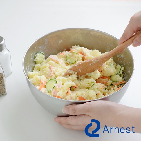 Arnest 防刮不鏽鋼調理碗正在混合馬鈴薯沙拉，其中含有切片小黃瓜、紅蘿蔔和火腿。