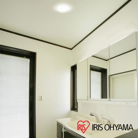 LED小型吸頂燈 SCL20，簡約白色圓形燈體，安裝於天花板中央，提供柔和照明。