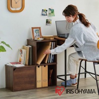 深棕色木質組合收納櫃，包含一個附門的單格櫃，以及兩個開放式層格，其中一格擺放文件夾，另一格有書籍和裝飾品。