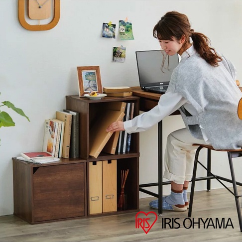 深棕色木質組合收納櫃，包含一個附門的單格櫃，以及兩個開放式層格，其中一格擺放文件夾，另一格有書籍和裝飾品。