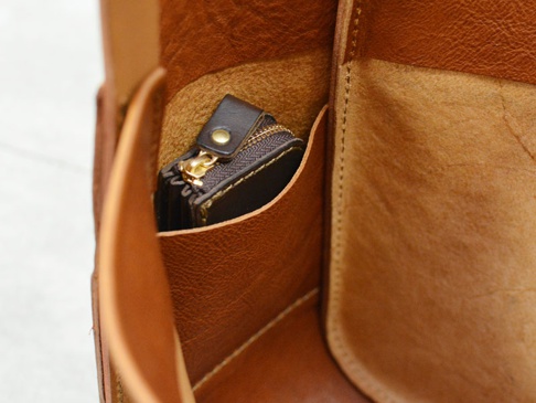 職人手作皮革Organ方形托特包 (G-68) M，內部特寫，展示深棕色皮革內袋，以及一個小巧的咖啡色拉鍊零錢包，零錢包上有金色拉鍊頭和鉚釘。