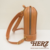 職人手作皮革立體商務後背包 R-3，呈現天然皮革的質感，搭配金屬拉鍊與扣環，風格簡約。