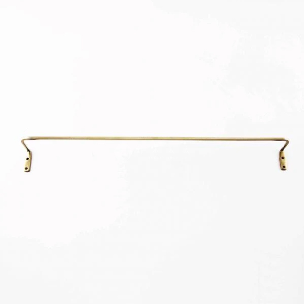 單桿黃銅毛巾架，長條形，兩端為 L 型彎鉤，帶有兩個安裝孔。