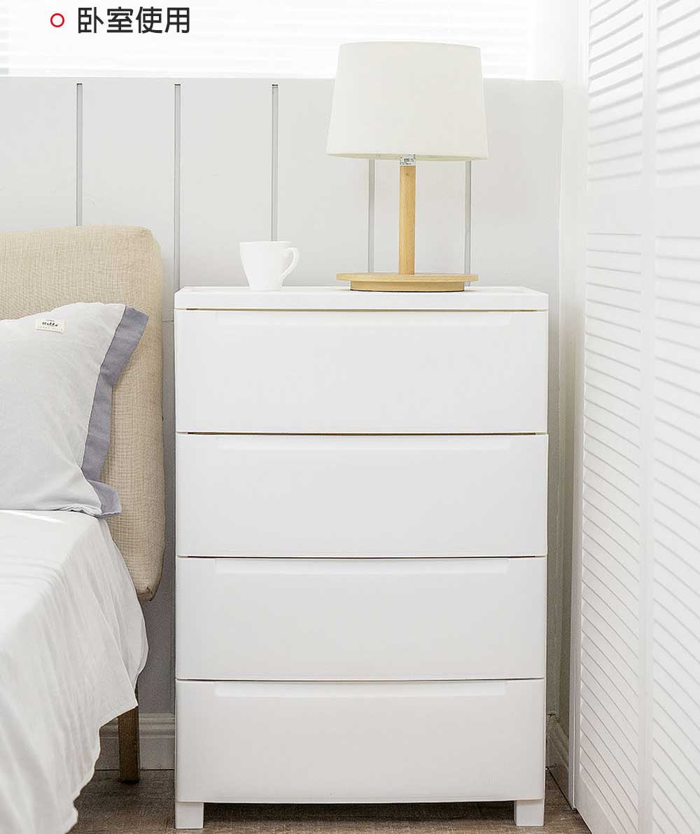 白色六層抽屜式組合收納櫃，簡潔的設計，搭配木質檯燈和白色陶瓷杯，擺放在臥室床邊，提供實用的收納功能。