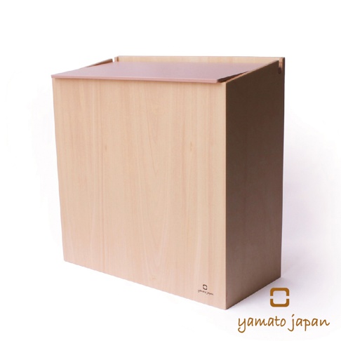 淺木紋掀蓋式垃圾桶，頂蓋為淺粉色，側面為深棕色，整體造型簡約，帶有「yamato japan」品牌標誌。