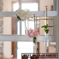 黃銅可夾式玻璃花器，掛在窗框上，展示一束白色繡球花、一束粉紅色繡球花及一株綠葉植物。