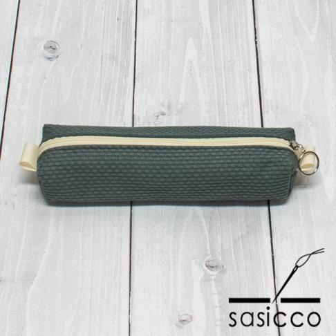 深綠色三河木綿刺子織筆袋，配米白色拉鍊及米白色布環，簡約設計，適合收納文具。