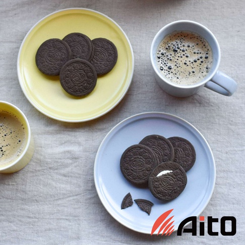 Ciel 美濃燒配菜盤，一個黃色，一個淺藍色，盤中各放著幾塊奧利奧餅乾，其中一塊被掰開露出夾心。