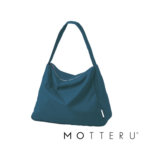 一件深藍色、輕便的摺疊保冷肩背袋，採用光滑材質，具有寬肩帶和拉鍊開口。