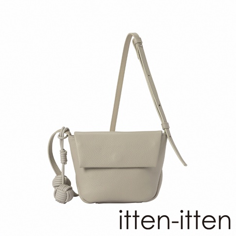 itten-itten 品牌淺灰色荔枝紋皮革迷你斜背包，附有品牌名稱與點結吊飾