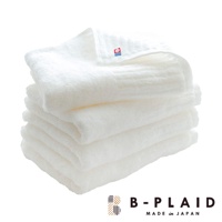 一疊白色 RIB 今治長毛柔暖速乾直紋浴巾，其中一條的織標上印有紅色和藍色的標誌。