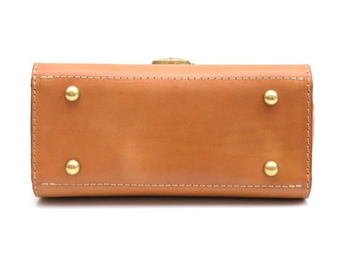 職人手作皮革屋瓦風兩用單肩包 (CW-3) 的底部，展示了光滑的棕褐色皮革、精細縫線以及四顆圓形的金色鉚釘。