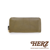 橄欖綠皮革經典拉鍊長夾，採用精緻縫線工藝，搭配金色拉鍊頭，簡約實用的設計，展現皮革的自然質感。