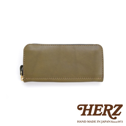 橄欖綠皮革經典拉鍊長夾，採用精緻縫線工藝，搭配金色拉鍊頭，簡約實用的設計，展現皮革的自然質感。