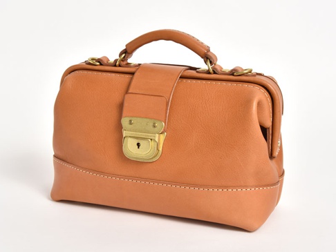 職人手作皮革兩用迷你口金單肩包 (CW-7)，採用棕褐色皮革製作，配有黃銅色金屬口金鎖扣、鎖匙孔及旋轉開關，包身有縫線裝飾，頂部設有提把，款式復古。