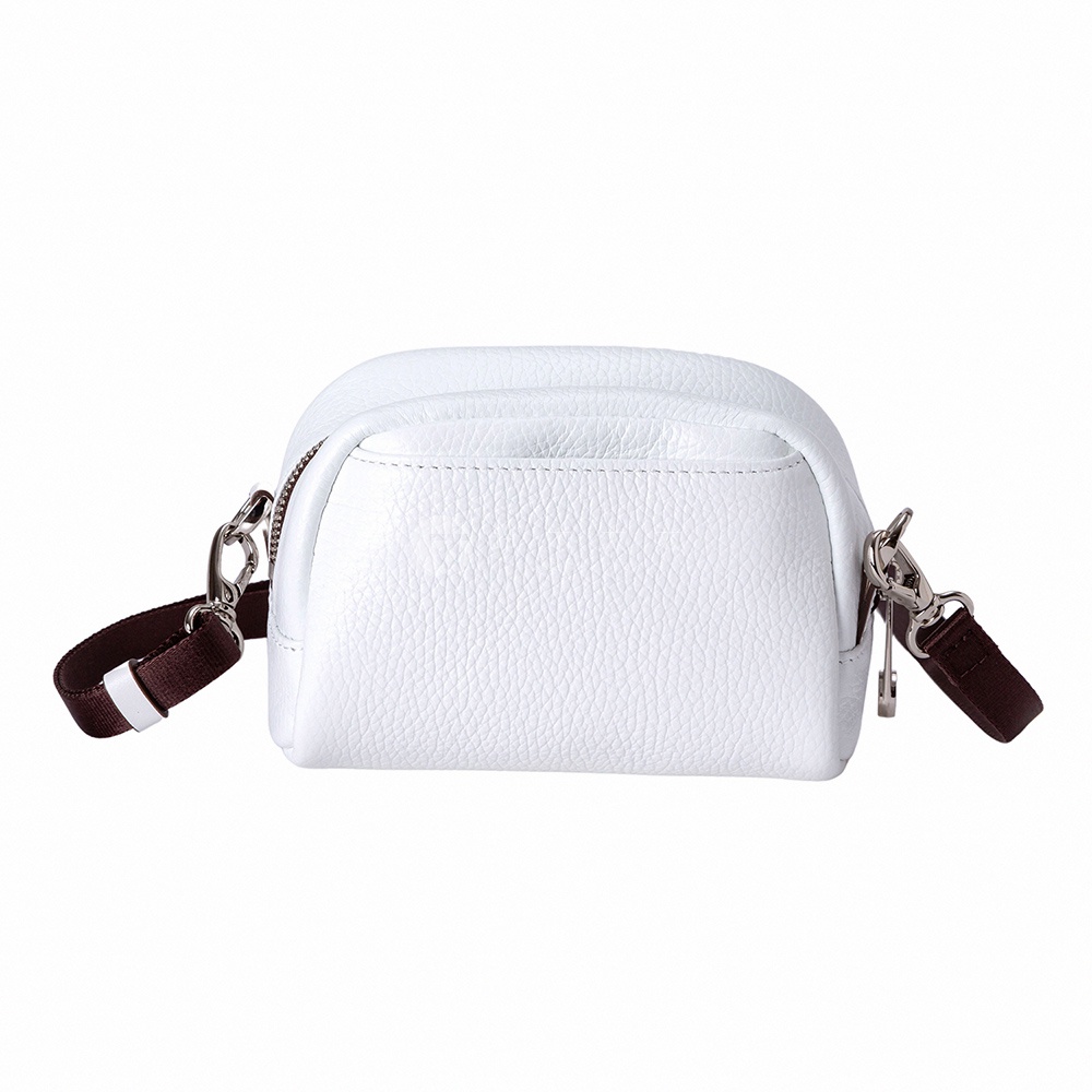 JETTER 迷你側背包 CJTH-040，白色荔枝紋皮革材質，半圓形包身，頂部拉鍊開口，兩側設有可拆卸的深棕色織帶肩帶，附有銀色金屬掛鉤和拉鍊頭。