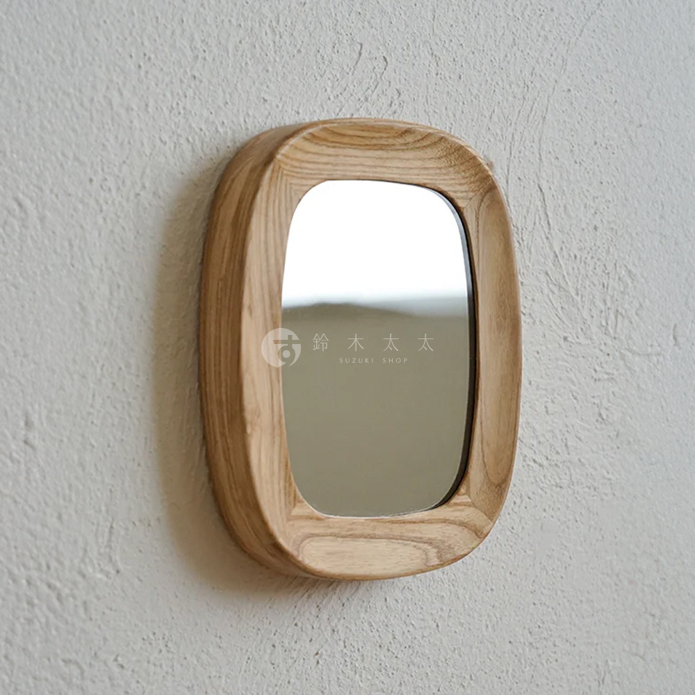質感木框萬用壁掛鏡，擁有圓潤邊角的原木色木框，鏡面為橢圓形。