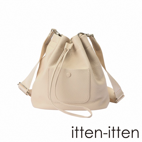 itten-itten 淺米色皮革束口袋水桶包，配有可調節肩帶和外部口袋。