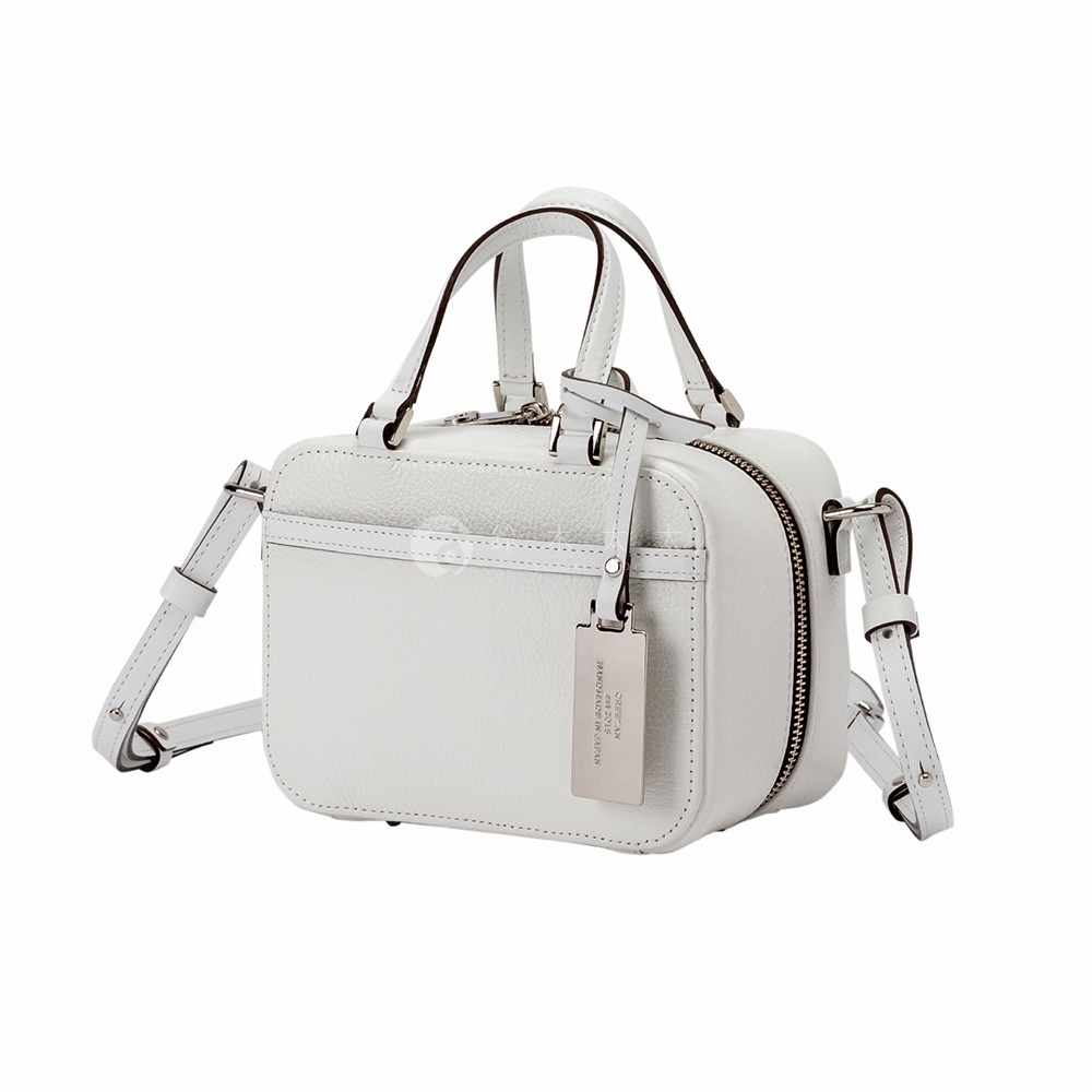 JETTER 迷你箱型包 CJTF-038，白色皮革材質，方形包身，頂部有提把，側邊有可拆卸肩帶，正面有一個拉鍊外袋，並附有金屬吊牌。