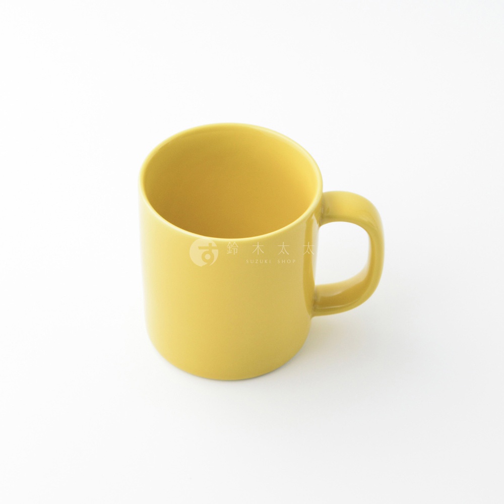 黃色陶瓷馬克杯，容量 330ml，帶有圓形手把，表面光滑。