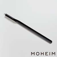 黑色金屬材質的長柄鞋拔，一端有掛環，另一端為弧形設計，方便穿鞋使用。