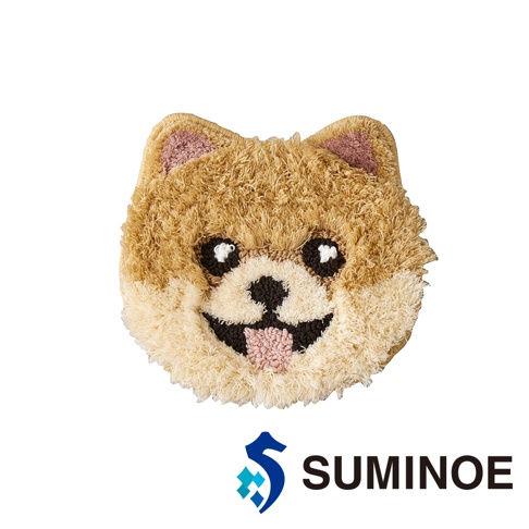 這是一款由 SUMINOE 推出的狗狗造型椅墊，外觀呈現可愛的棕色柴犬臉部特寫，採用柔軟的毛絨材質製成，細節包括粉紅色的耳朵內側與舌頭，整體設計精緻且溫暖，適合居家裝飾使用。