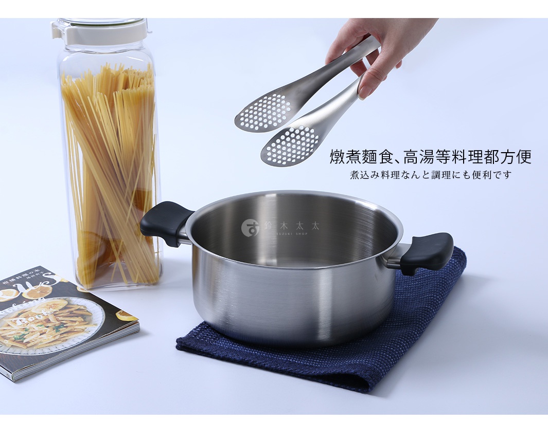 一個亮面的不鏽鋼雙耳鍋放置在深藍色的餐墊上，旁邊有一罐長條義大利麵與一本烹飪書，上方有一隻手正拿著不鏽鋼瀝水夾，圖片右側有中文標題燉煮麵食高湯等料理都方便以及日文說明。
