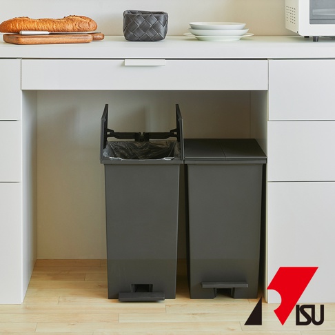 SOLOW 踩踏對開分類垃圾桶，共兩個，均為深灰色塑膠材質，設計簡約，帶有獨立的踩踏板，方便開啟。