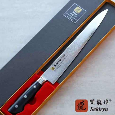 VG10不鏽鋼33層大馬士革筋引刀，刀刃帶有細膩的紋路，刀柄為黑色，刀身銀白色，放置於黑色禮盒中。