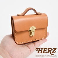 職人手作皮革迷你收納包 KF-14，採用天然皮革材質，淺棕色，設有金色金屬鎖扣及提把，縫線精緻。