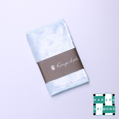 淺藍色帶有絨毛質感的廚房專用布，以棕色紙帶捆綁，紙帶上印有白色「Range cloth」字樣和茶壺圖案。