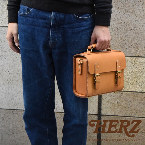 職人手作皮革極簡風兩用迷你單肩包，採用天然棕色皮革，配有金色金屬扣環及提把，可肩背或手提。