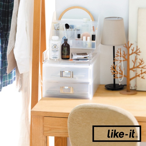 透明可疊式A4文件收納盒，包含兩層抽屜，上方為開放式收納格，可放置化妝品、瓶罐等小物，抽屜面板有金色金屬把手。