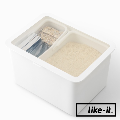 like-it 品牌白色分隔收納盒，包含一個裝有米飯的大隔間，以及一個裝有穀物棒和調味包的小隔間。