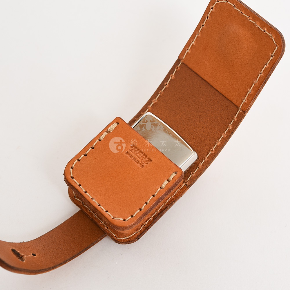 棕褐色皮革製成，帶有原子釦的腰間小物收納包，包內可放入打火機等小物，皮革表面有縫線裝飾，並印有品牌標誌。