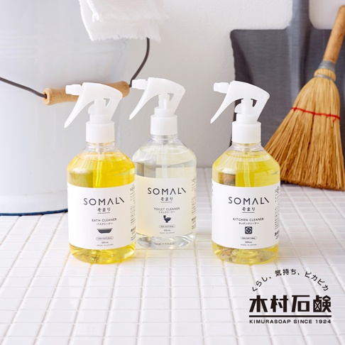 三瓶 SOMALI 噴霧式清潔劑，瓶身為透明塑膠，裝有不同顏色的清潔液，分別是黃色、無色和黃色，配有白色噴頭。