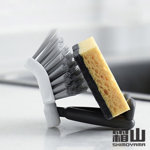 日本製霜山多功能可立式V型刷頭縫隙清潔刷，結合灰色刷毛和黃色海綿，適用於廚房清潔。