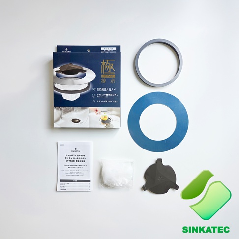 這張圖片展示了 SINKATEC 品牌的 HUBATH 廚房水槽磁吸濾網蓋組及其包裝內容物。畫面包含一盒產品包裝、一個灰色金屬圓環、一個藍色圓形墊片、一本說明書、一包白色濾網以及一個深色三叉造型的磁吸濾網蓋，整體以平鋪方式呈現於白色背景上。