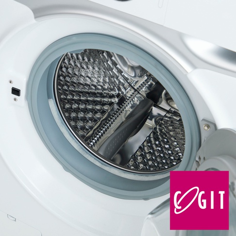 白色滾筒洗衣機門邊的灰色膠圈，內部是不銹鋼滾筒，右下角為粉紅色方形Logo。