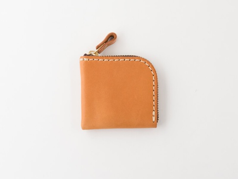 職人手作皮革分隔收納零錢包 (KK-1)，以淺棕色皮革製成，L型拉鍊開合，配有金色拉鍊頭和皮革拉袢，邊緣處有米白色縫線裝飾。