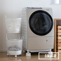 兩個白色圓形疊疊洗衣提籃，上方提籃裝有白色衣物，下方提籃裝有灰色衣物，提籃皆為網格設計，帶有提把，底部有輪子。