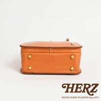 職人手作皮革商務休閒兩用後背包 R-36，棕褐色調，簡約方形設計，側面可見四顆金色卯釘裝飾，材質為真皮。