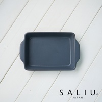 一個深灰色、平底、帶有兩個短邊把手的陶製長方形烤盤，放置在白色木紋背景上。