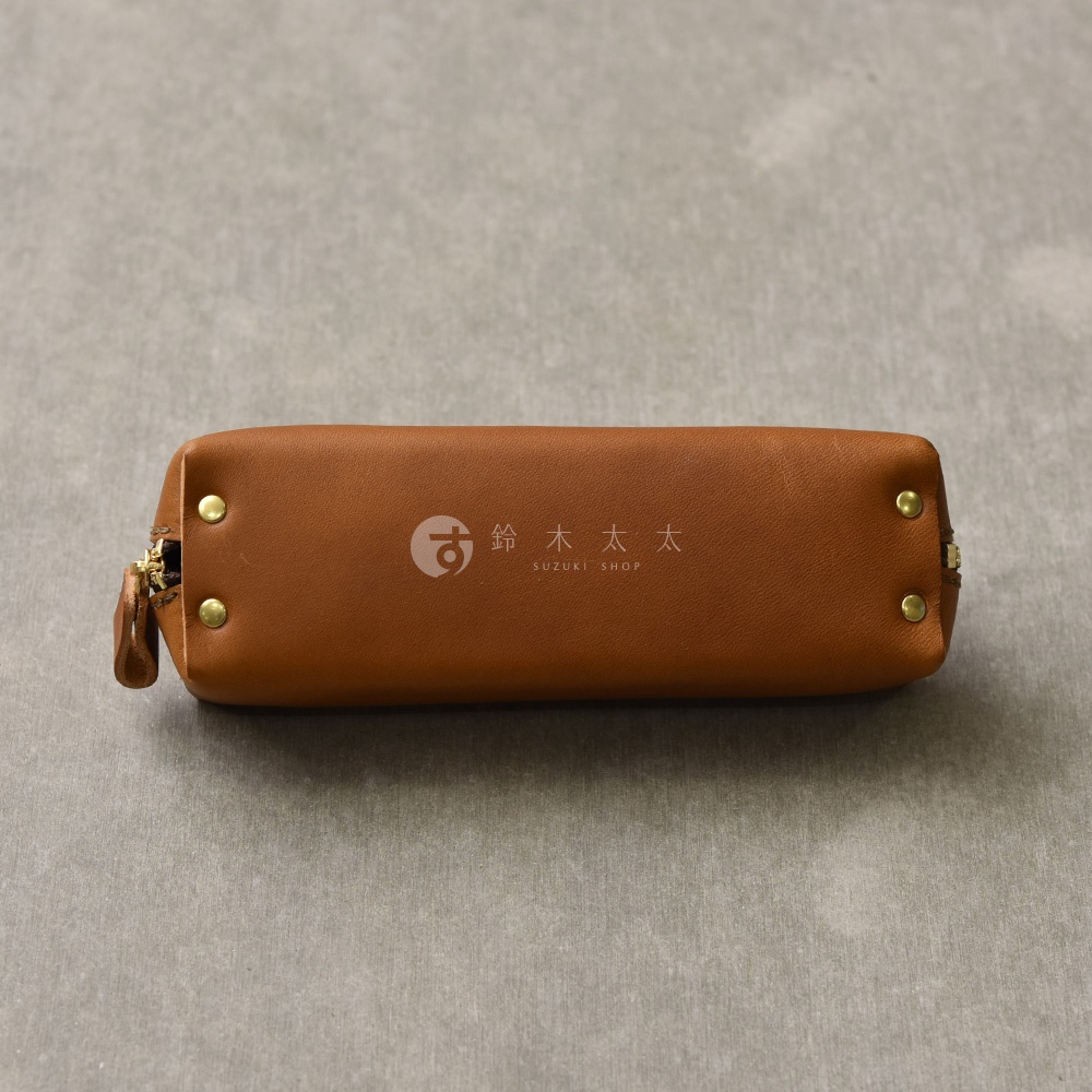 棕色皮革製的箱型收納筆袋，頂部有金色拉鍊和兩個金色鉚釘，側邊有品牌標誌。