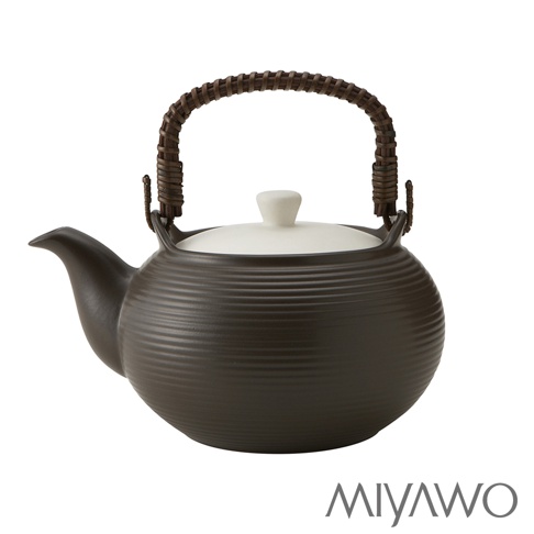 深棕色陶土茶壺，壺身帶有橫向紋理，搭配白色壺蓋和編織手把，容量2公升。