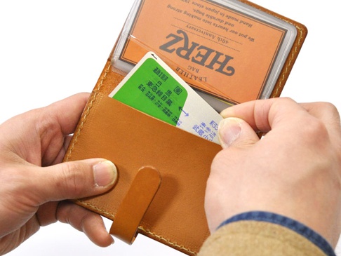 焦糖色皮革卡片夾，內有透明夾層，可收納多張卡片。卡片夾附有皮革腰帶扣。