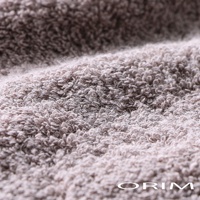 BULKY PRO今治沙龍毛巾，近距離特寫，展示細緻柔軟的毛圈織法，呈現沉穩的灰褐色調，材質觸感蓬鬆。